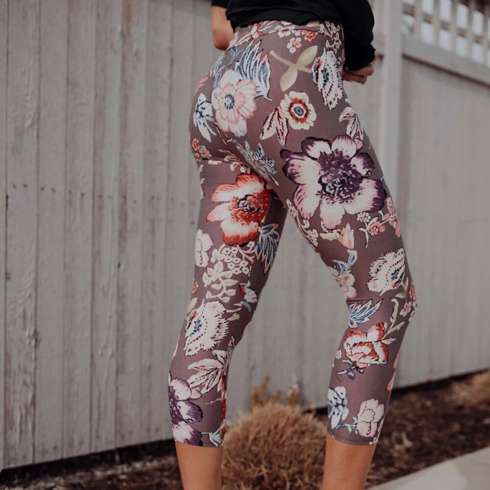 NWT - Simple Addiction Exclusive Flourishing Blooms Capri Leggings - Size S/M